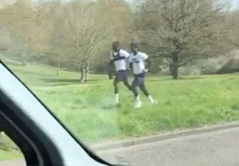 Davinson Sanchez og Ryan Sessegnon skokka í ansi mikilli nálægð.