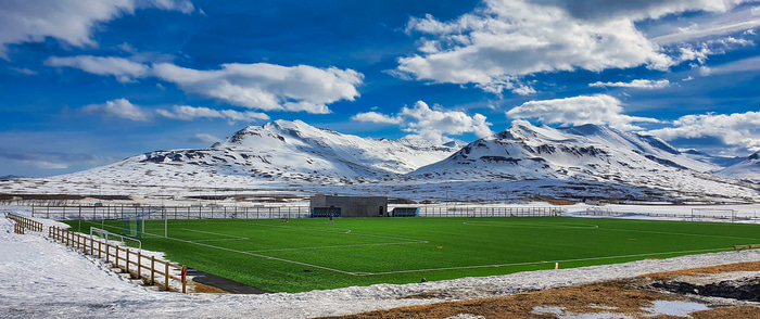 7 af 12 völlum í Pepsi Max-deidinni eru gervigrasvellir. Þeir eru almennt góðir allt árið en hér má sjá mynd sem var tekin um helgina á Dalvík.