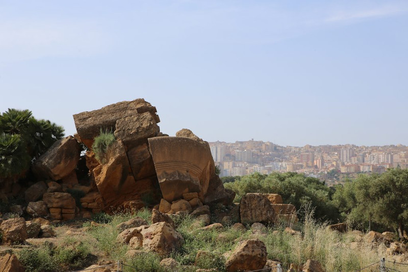 Útsýnið frá Valle dei Templi og yfir Agrigento í baksýn.
