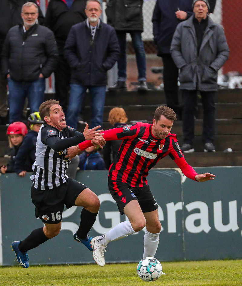 Kári Árnason og Pablo Punyed í baráttunni.