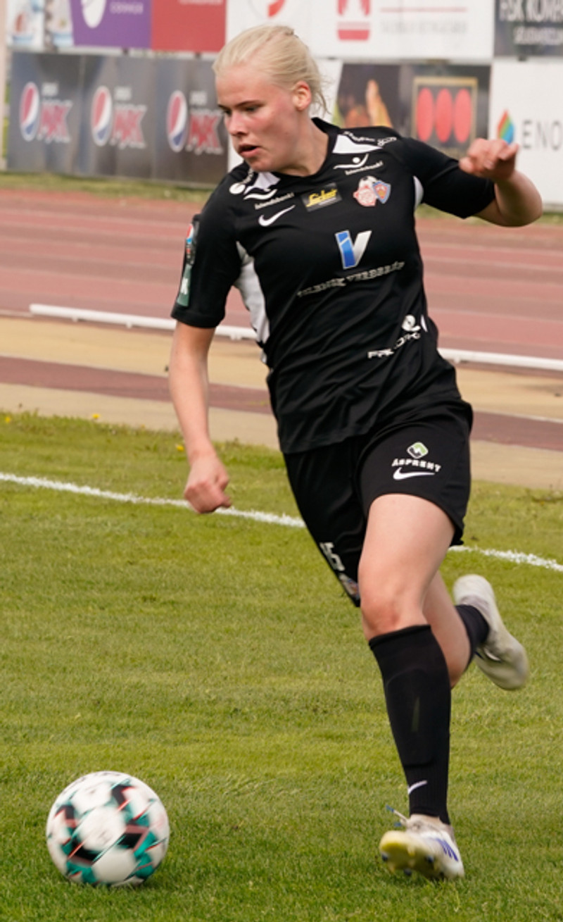 Hulda með knöttinn á Þórsvelli, líklega á leið í árás á vörn andstæðinganna.