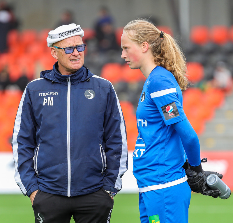 Cecilía og markvarðarþjálfari hennar, Þorsteinn Magnússon.