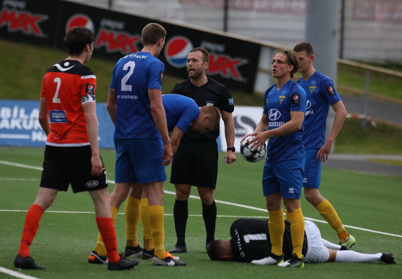 Gróttuliðið er ekki að ná að skora jafnmikið úr föstum leikatriðum á þessari leiktíð og þeirri síðustu. Á síðustu leiktíð skoruðu þeir meira en 20 mörk eftir föst leikatriði og var það stærsta ástæða þess að þeir unnu sér sæti í deild þeirra bestu. Þeir sköpuðu sér nokkur úrvals færi eftir að hafa unnið boltann og keyrt hratt á lið Fylkismanna um miðjan fyrri hálfleik en svo þornaði það upp. Þessi gluggi sem þeir höfðu til að komast yfir lokaðist og þeir voru ekki líklegir til að skora eftir það. Það er spurning hvort það myndi henta þeim betur að vera með dýnamískari fremsta mann, eða deila þeim byrðum með Kristófer, til að auðvelda þeim að pressa andstæðingana. Því á meðan pressan þeirra var að virka best voru þeir líklegastir til að geta skorað. Þeir voru ekki líklegir til að skora eftir að hafa byggt upp langar sóknir. Þeir náðu sárasjaldan að leggjast þannig á andstæðingana að þeir gætu nýtt hæð og líkamlegan styrk Péturs í teignum. Ágúst Gylfason vissi sennilega frá fyrstu mínútu að þetta verkefni yrði ákaflega krefjandi, líklegast erfiðasta verkefni sem hann hefur tekið að sér. Reynsla í lykilstöðum vegur ákaflega þungt og því miður í þessum leik var ekki áberandi gæðamunur á liðunum sem réði úrslitum heldur reynsla, yfirvegun og einhver gæði í báðum vítateigum. Illa farið með góðar stöður og ódýrt víti sem réði úrslitum. <br><br>Niðurstaða þessa leiks gæti skipt ákaflega miklu máli þegar talið verður uppúr kössunum en ef þjálfari Gróttu finnur lausnir á vandamálum liðsins inn í og við vítateig andstæðinga sinna geta þeir náð betri fótfestu í leikjum. Það vantar ekki mikið uppá en það sem vantar skipti höfuðmáli í þessum leik. Pínu dash af yfirvegun, gæðum og reynslu. Fylkismenn geta verið sáttir með sigurinn en þurfa að vera meðvitaðir um það að geta lent í miklum vandræðum ef Ólafur Ingi nær ekki fullum snúningi inn á miðjunni hjá þeim fyrst Helgi Valur er úr leik. <br><br>Allar upplýsingarnar eru fengnar úr Wyscout kerfinu og er Andrea Giotto Panepinto sérstaklega þakkað fyrir aðgang að kerfinu.