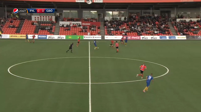 - Svo virðist vera sem ranglega hafi verið dæmt mark af Gróttu á 21 mínútu leiksins. Axel Sigurðarson er á bakvið hægri bakvörðinn efst á myndinni og Daði Ólafsson spilar hann líka réttstæðan. Engu að síður er hann flaggaður rangstæður og markið dæmt af. Athyglivert hefði verið að vita hvernig leikurinn hefði þróast hefði markið staðið.