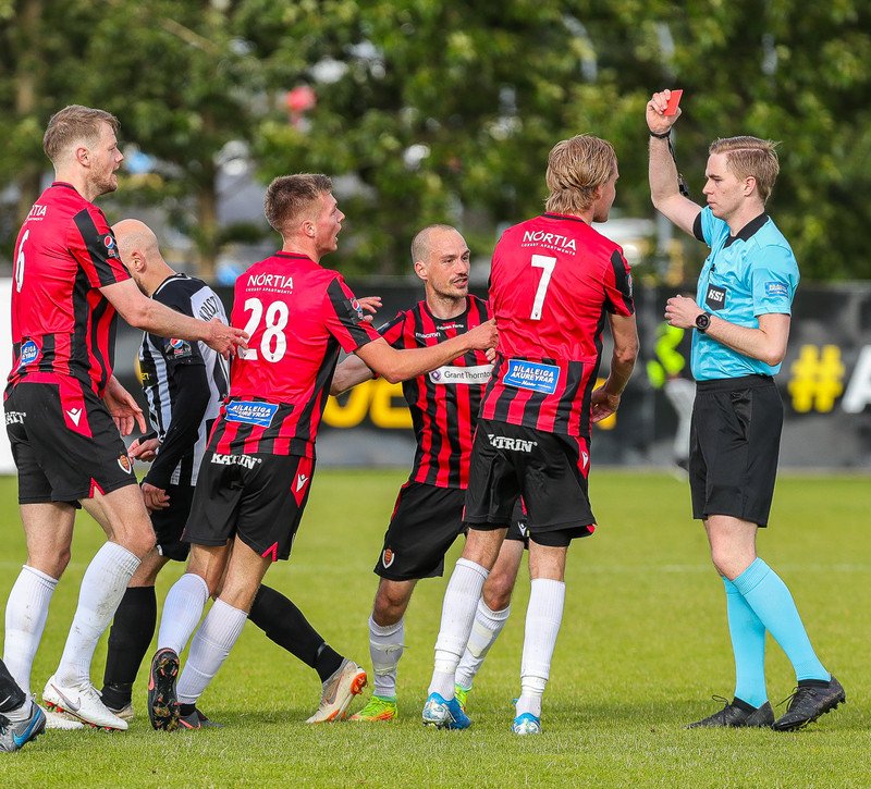 Halldór Smári Sigurðsson fær að líta rauða spjaldið í leiknum í kvöld.