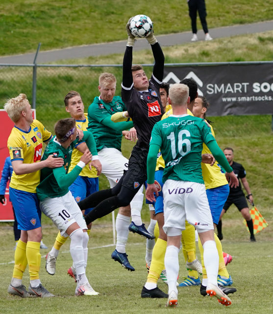 Aron Dagur grípur fyrirgjöf á sunnudag.