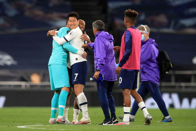 Son og Hugo Lloris faðmast.