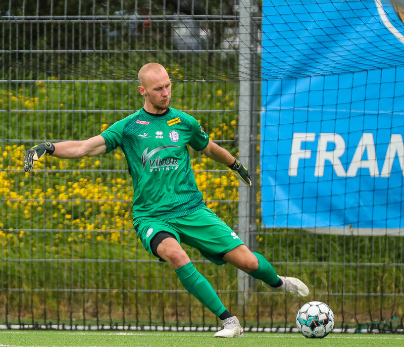 Guy Smit slapp og fékk ekki seinna gula spjaldið í dag.