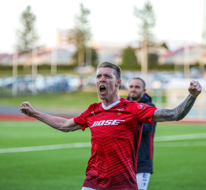 Birkir er bróðir Arons.