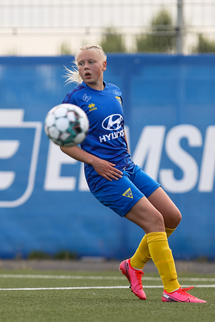 Emelía Óskarsdóttir vakti athygli í fyrra, þá 14 ára. Það verður spennandi að fylgjast áfram með þessum unga leikmanni í sumar.