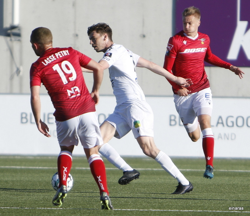 Myndaveisla: Valur á toppinn með sigri á Fylki