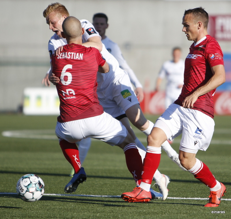Myndaveisla: Valur á toppinn með sigri á Fylki