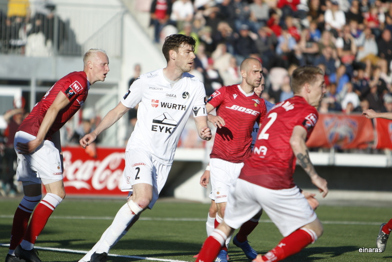 Myndaveisla: Valur á toppinn með sigri á Fylki