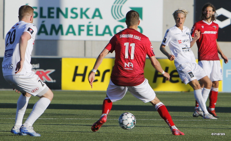 Myndaveisla: Valur á toppinn með sigri á Fylki