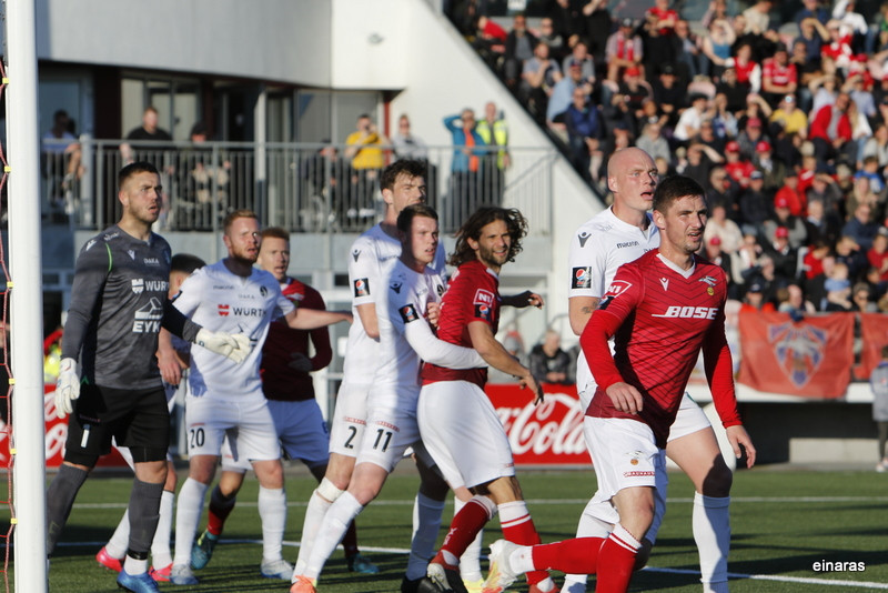 Myndaveisla: Valur á toppinn með sigri á Fylki