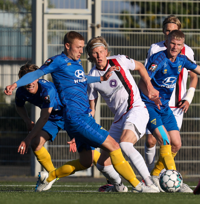 Úr leiknum á Seltjarnarnesi í gærkvöldi.