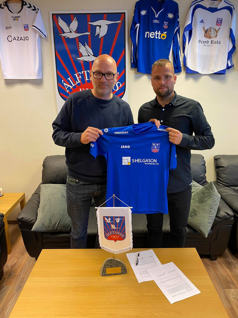 Gunnlaugur Jónsson, nýr þjálfari, og Guðjón Pétur Lýðsson fyrir hönd Álftanes. Þess má geta að Guðjón spilaði fyrir Stjörnuna í bikarsigri á Víkingi í kvöld.