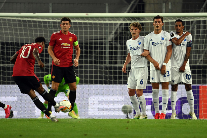 Marcus Rashford lætur vaða á markið