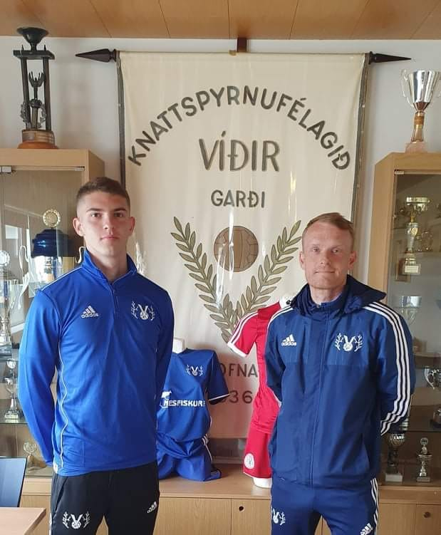 Edon við hlið Hólmars Arnar