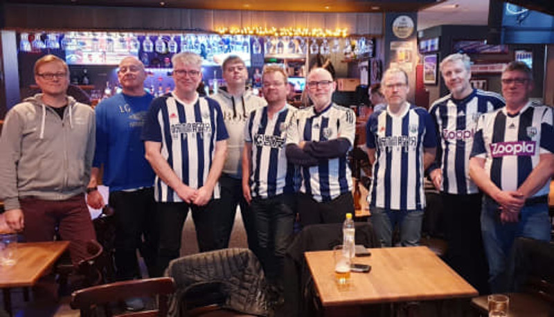 Flottur hópur stuðningsmanna West Brom á Íslandi.