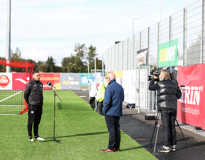 Gaupi ræðir við landsliðsþjálfarann.