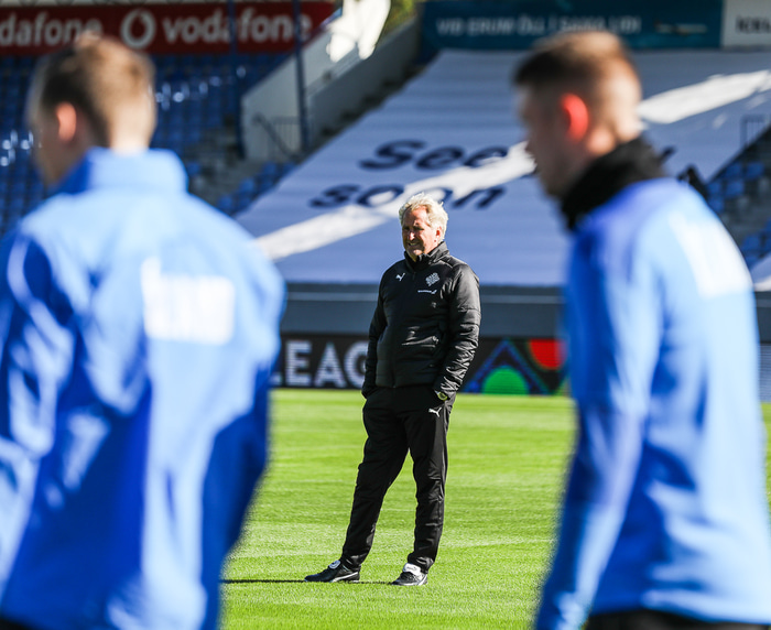 Hamren að störfum hjá íslenska landsliðinu.