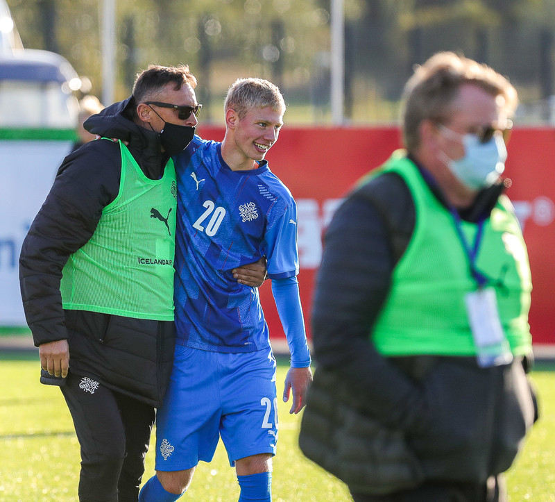 Sætum sigri gegn Svíum fagnað, fyrsti leikur Róberts fyrir U21.