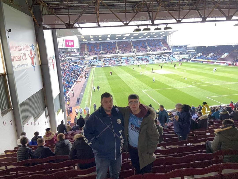Sam og faðir hans á leik hjá Burnley.