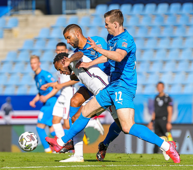 Guðlaugur Victor og Jón Daði í baráttu við Raheem Sterling.