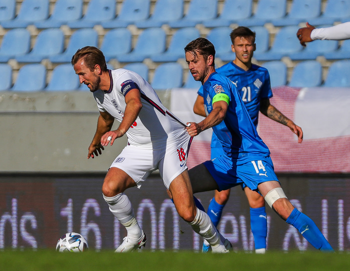 Kári í baráttu við Harry Kane í leiknum gegn Englandi.