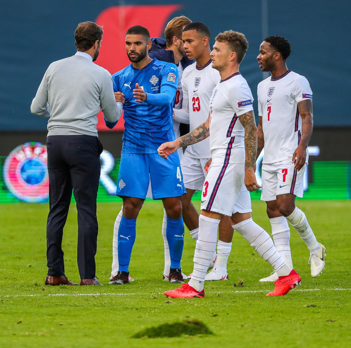 Guðlaugur Victor þakkar Gareth Southgate landsliðsþjálfara Englendinga fyrir leikinn.