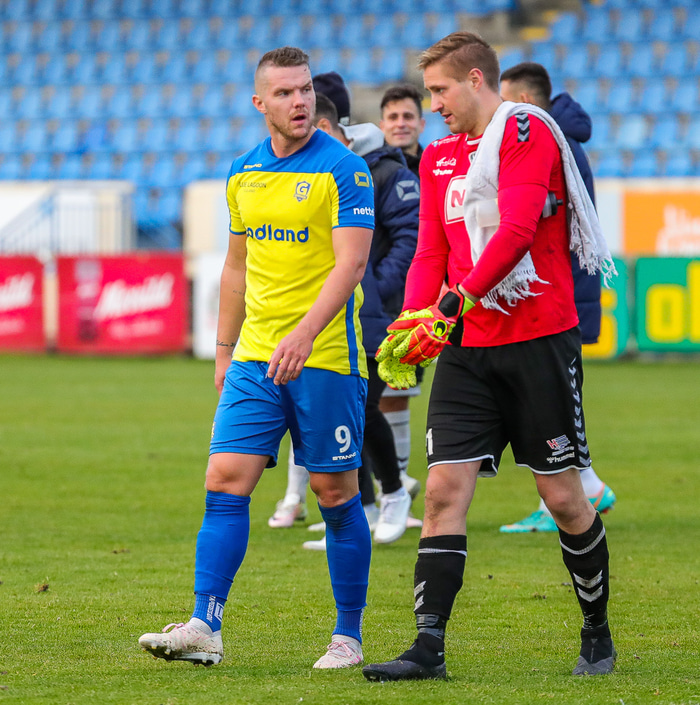 Gummi ræðir við Halldór Pál markvörð ÍBV eftir leik.