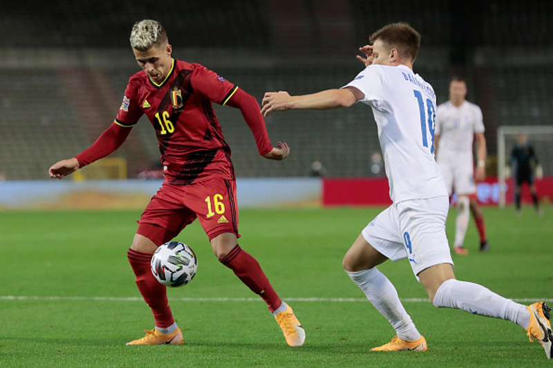 Andri Fannar Baldursson í baráttunni við Thorgan Hazard.