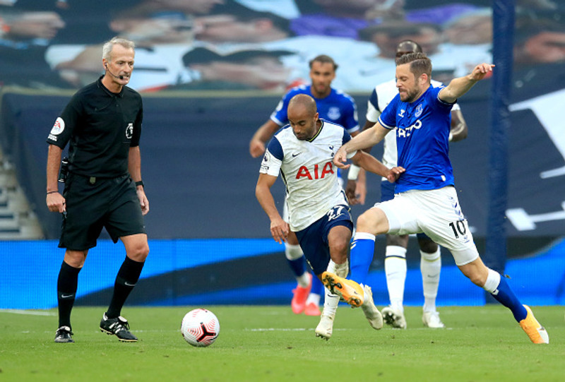 Gylfi reynir að ná boltanum af Lucas Moura í leiknum.