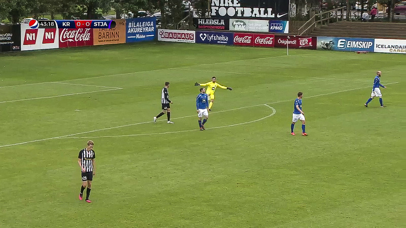 Hin nálgunin voru skyndisóknir þar sem markmiðið var að koma boltanum hratt á Emil sem ætlað var að tengja við hlaupara af miðjunni. Haraldur er með boltann og neglir honum fram völlinn beint á Emil.