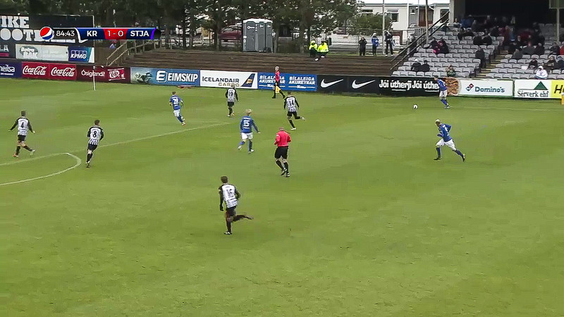 Guðjón þræðir boltann á Daníel og Elís er mættur fram völlinn. Stefán var hins vegar enn að jafna sig eftir tæklinguna og skilaði sér því ekki til baka og Elís er einn og enginn til að setja pressu á hann.<br>
Elís er í fyrirgjafastöðu og Ægir á erfitt með að fara út í pressuna og skilja miðjuna eftir óvaldaða. Daníel byrjar að keyra í átt að teignum eftir að hafa spilað út á Elís.