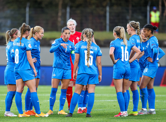 Sara ræðir við íslenska liðið.