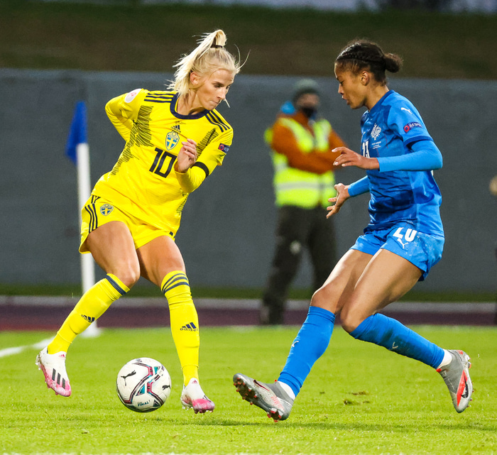 Sveindís í leik gegn sænska landsliðinu á síðasta ári.