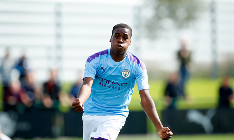 Bynoe-Gittens fagnar marki með unglingaliði Man City.
