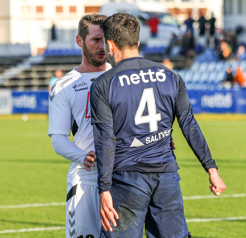 Nacho og Gary Martin ræða málin í leik ÍBV og Keflavík.
