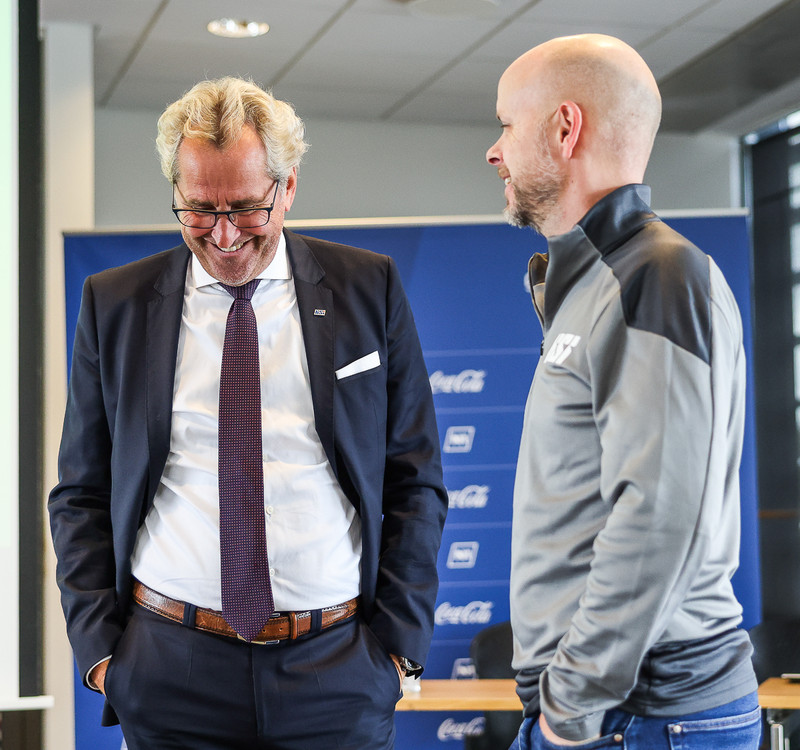 Hamren ræðir við Ómar Smárason fjölmiðlafulltrúa á fréttamannafundi í dag.