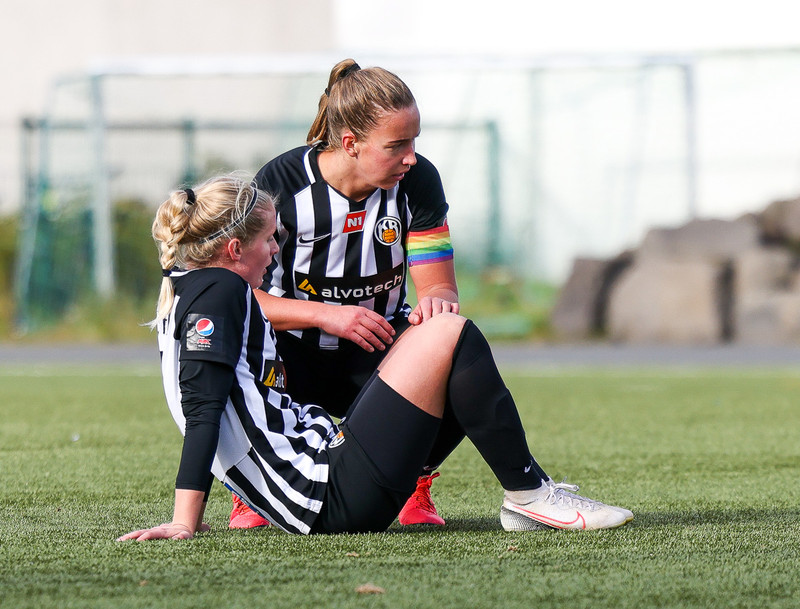 Ingunn Haraldsdóttir (með fyrirliðabandið) er komin í Þrótt.