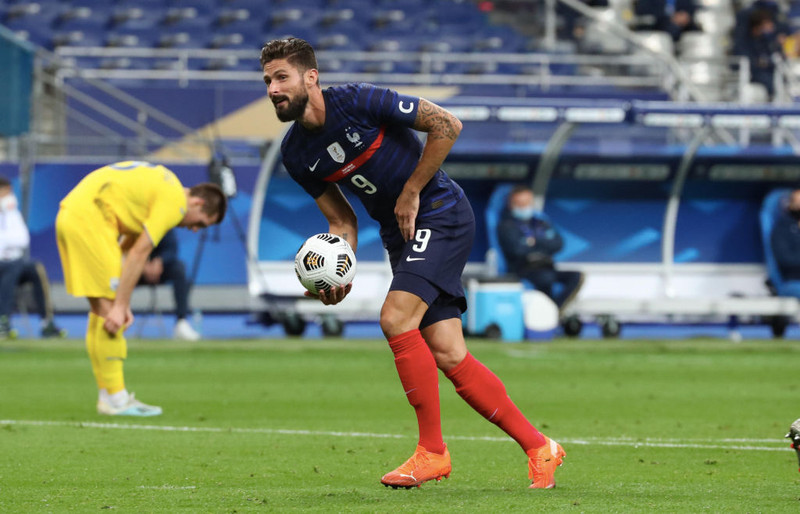 Giroud gæti farið frá Chelsea.