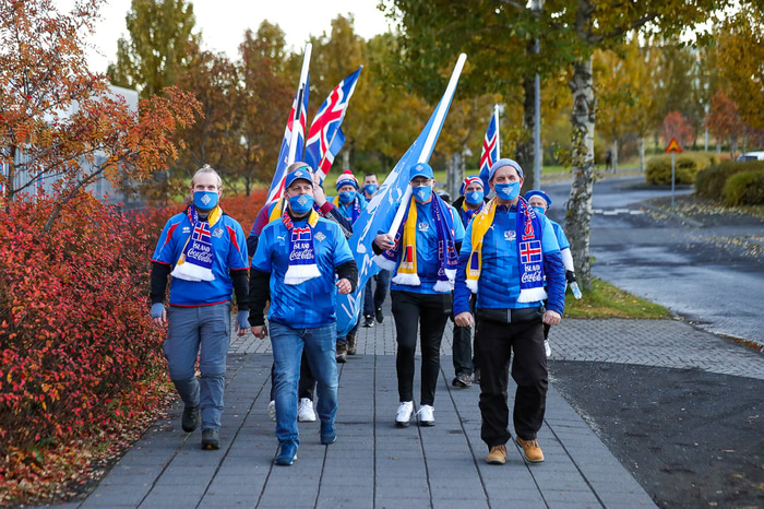 Tólfumeðlimir á leið á völlinn.