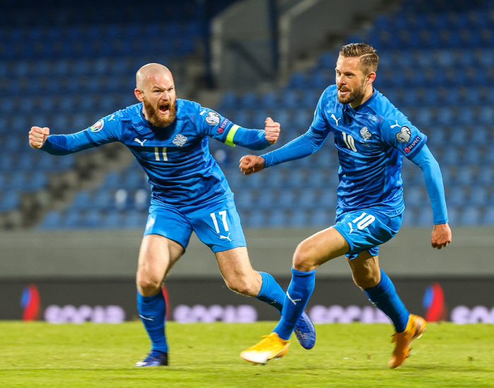 Aron og Gylfi fagna marki
