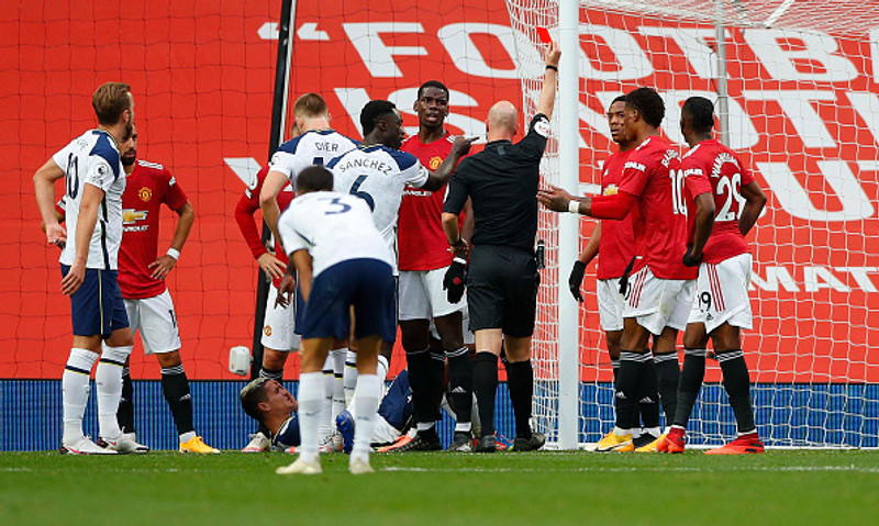 Lamela í jörðinni á Old Trafford.