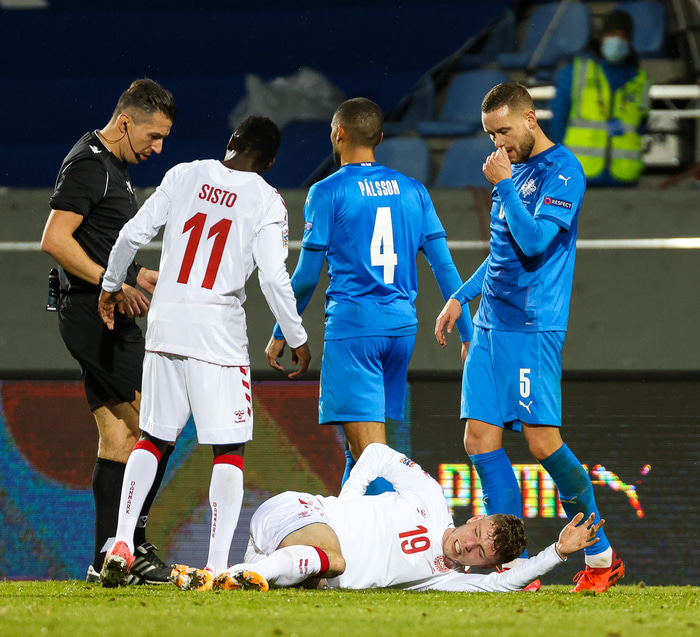 Andreas Skov Olsen liggur á vellinum í kvöld.