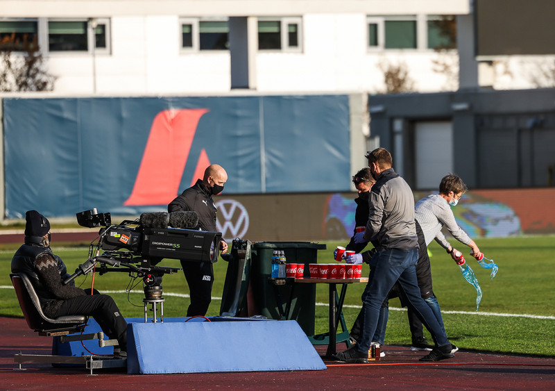 Klara hellir niður drykkjum.