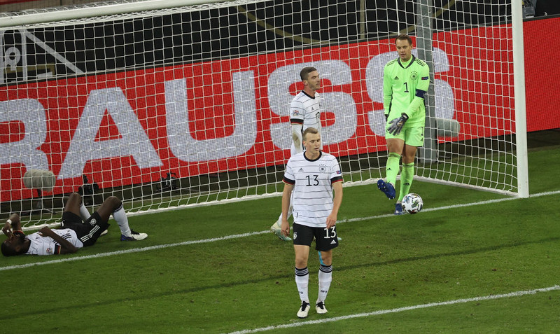 Neuer sækir boltann úr netinu.
