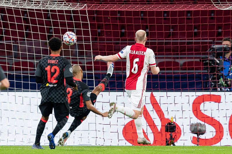 Fabinho bjargar hér á línu.